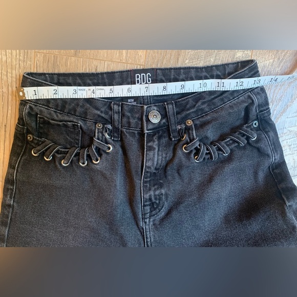 BDG Urban Outfitters Mom High Rise Black Jeans With Lace Detailing Size 26 - Picture 6 of 7